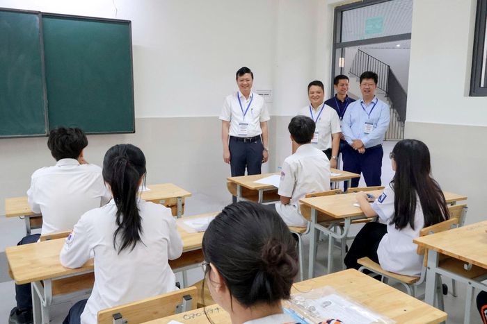 Giám đốc Sở Giáo dục và Đào tạo Hà Nội Nguyễn Văn Hiền động viên thí sinh trước giờ thi. Ảnh: Thảo Phạm