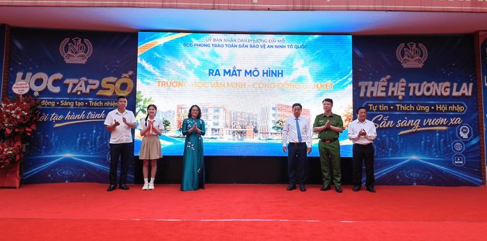 Ra mắt mô hình "Trường học văn minh - Cộng đồng gắn kết". Ảnh: PV