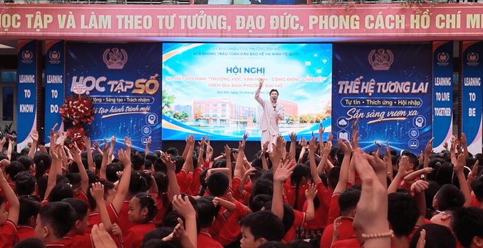 Học sinh hào hứng tham gia buổi giao lưu với khách mời về chủ đề "Sống văn minh - Kết nối tích cực - lan tỏa điều tốt đẹp". Ảnh: PV