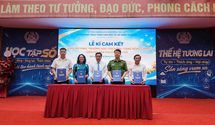 Các đại biểu ký cam kết thực hiện mô hình "Trường học văn minh - Cộng đồng gắn kết trên địa bàn phường Đại Mỗ. Ảnh: PV