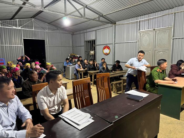 Cán bộ Agribank phối hợp với chính quyền địa phương tuyên truyền, hướng dẫn người dân tiếp cận và sử dụng hiệu quả nguồn vốn tín dụng tại vùng cao.