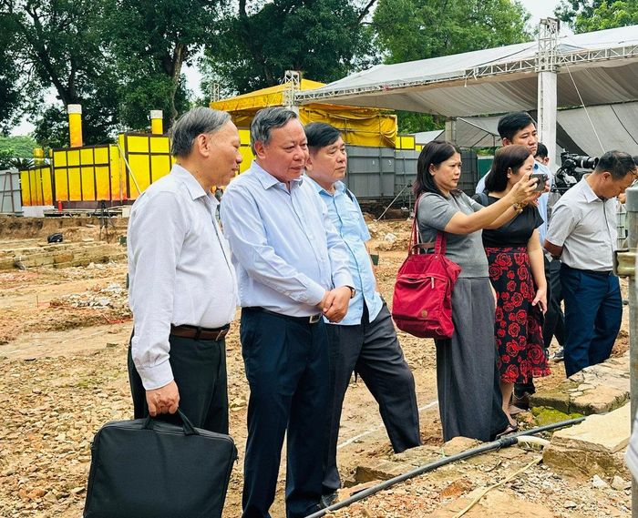 Phó Bí thư Thành ủy Hà Nội Nguyễn Văn Phong và các nhà khoa học xem kết quả khảo cổ năm 2026. Ảnh: Hoàng Quyên.