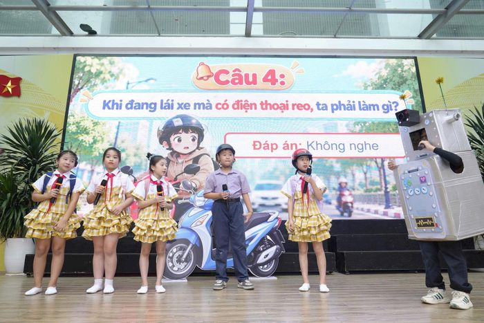 Học sinh được tìm hiểu về luật giao thông thông qua hình thức hỏi đáp. Ảnh: Lê Nguyễn
