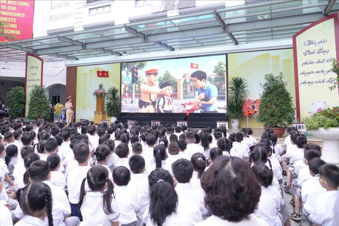 Học sinh nghe tuyên truyền Luật Trật tự, an toàn giao thông. Ảnh: Lê Nguyễn