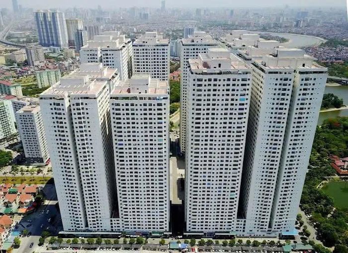 Theo quy hoạch chi tiết tỉ lệ 1/500 được duyệt, dự án chỉ được phép xây cao 27 tầng. Tuy nhiên, chủ đầu tư đã tự ý xây dựng block HH4 cao tới 36 tầng, và các block HH1, HH2, HH3 cao tới 41 tầng (vượt từ 9 đến 14 tầng so với giấy phép. Ảnh: TA.