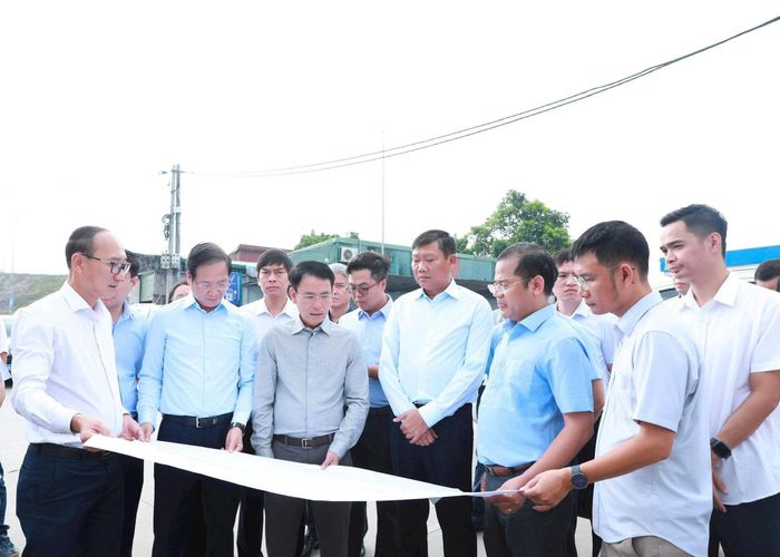 Phó Bí thư Thường trực Thành ủy Hà Nội Nguyễn Trọng Đông và lãnh đạo thành phố đi kiểm tra thực địa điểm kết thúc nút giao Vành đai 3 - Lĩnh Nam. Ảnh: Phạm Hùng.