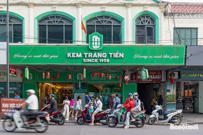 Cửa hàng kem Tràng Tiền (số 35 Tràng Tiền) là địa chỉ quen thuộc của nhiều thế hệ người Hà Nội.
