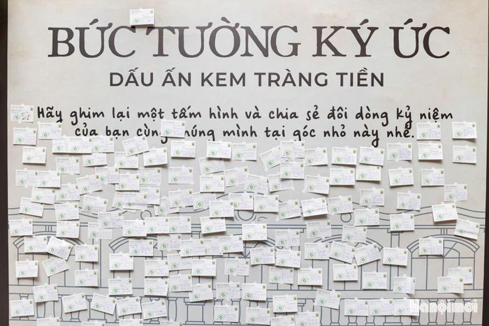 Nhiều người tranh thủ chụp ảnh, check-in và để lại những dòng nhắn gửi trên “bức tường ký ức”.