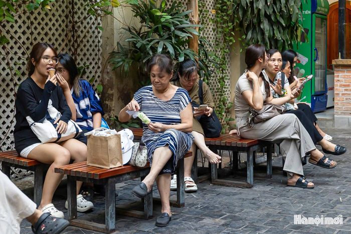 Bác Hương (65 tuổi) chia sẻ: “Tôi ăn kem Tràng Tiền từ khi còn trẻ, rồi sau này lại đưa con, đưa cháu đến đây. Địa chỉ 35 Tràng Tiền với tôi không đơn thuần là một cửa hàng kem, mà là một phần ký ức của Hà Nội. Biết cửa hàng sắp chuyển đi, tôi muốn đến thêm một lần để lưu lại kỷ niệm”.