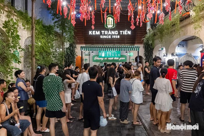 Một trong những thức quà gắn với Hà Nội, kem Tràng Tiền là cái tên khó có thể bỏ qua. Ra đời năm 1958 tại phố Tràng Tiền, thương hiệu này đã trở thành một phần đời sống của người dân Thủ đô.