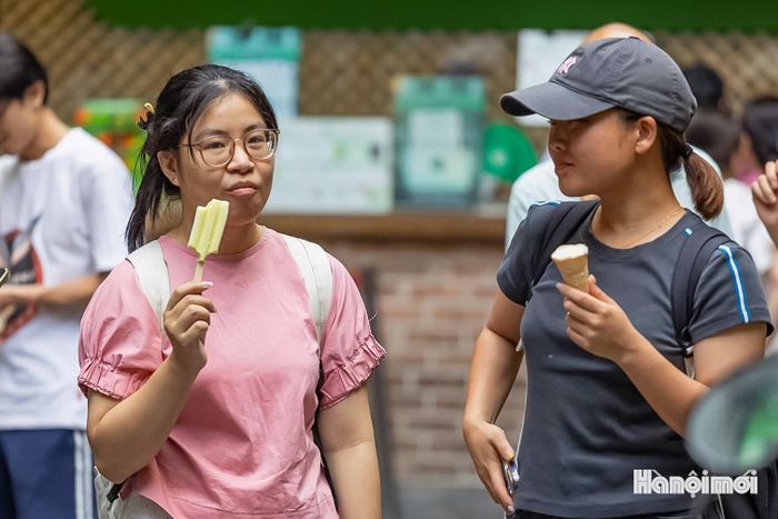 Trong khi đó, với nhiều bạn trẻ, kem Tràng Tiền lại là một trải nghiệm không thể thiếu khi khám phá Hà Nội. Bạn Ngọc Anh chia sẻ: “Kem Tràng Tiền là một món đặc trưng của Hà Nội. Mỗi lần có bạn từ nơi khác đến chơi, tôi thường đưa bạn đến đây ăn kem và chụp ảnh. Trước ngày cửa hàng chuyển đi, tôi muốn lưu lại vài bức ảnh để sau này vẫn có thể nhớ về địa chỉ này”.