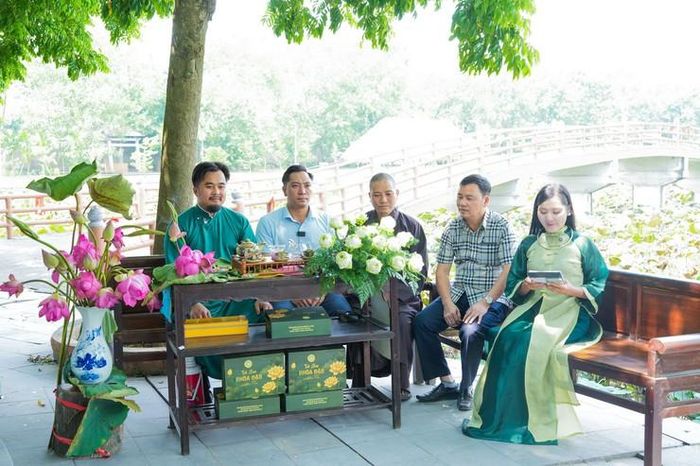 Lãnh đạo xã Thượng Phúc giới thiệu tỉ mỉ quy trình làm nên sản phẩm Trà sen thanh khiết. Ảnh: Diệu Hương