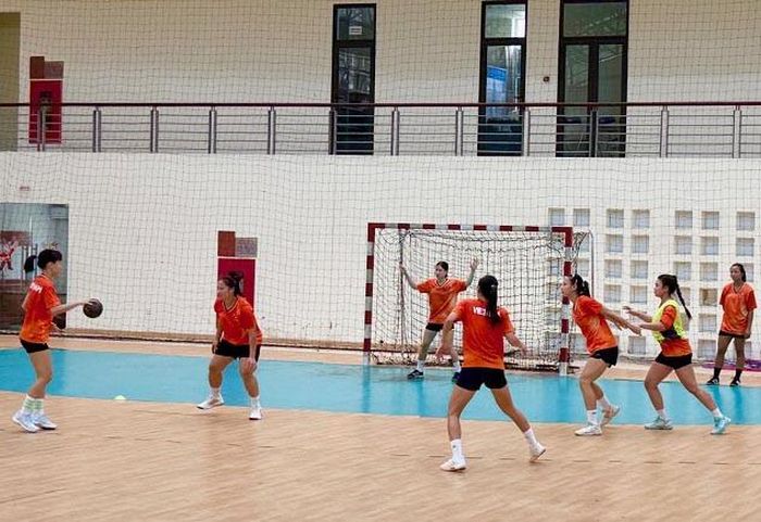 Đội tuyển bóng ném nữ Việt Nam tập luyện chuẩn bị cho ASIAD 20. Ảnh: Minh Chiến