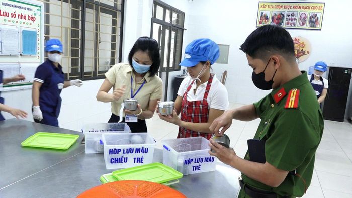 Công tác kiểm tra, giám sát và lưu mẫu thực phẩm được thực hiện đúng quy trình. Ảnh T. Đạt