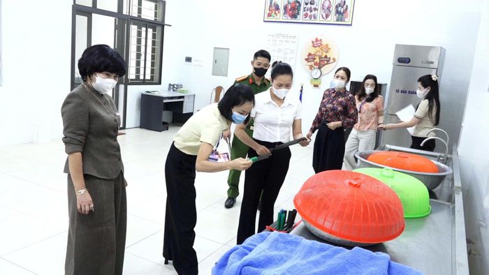 Đoàn kiểm tra trực tiếp các điều kiện bảo đảm an toàn thực phẩm và quy trình tổ chức bữa ăn tại Trường Mầm non Cao Viên sáng 14-9. Ảnh T. Đạt