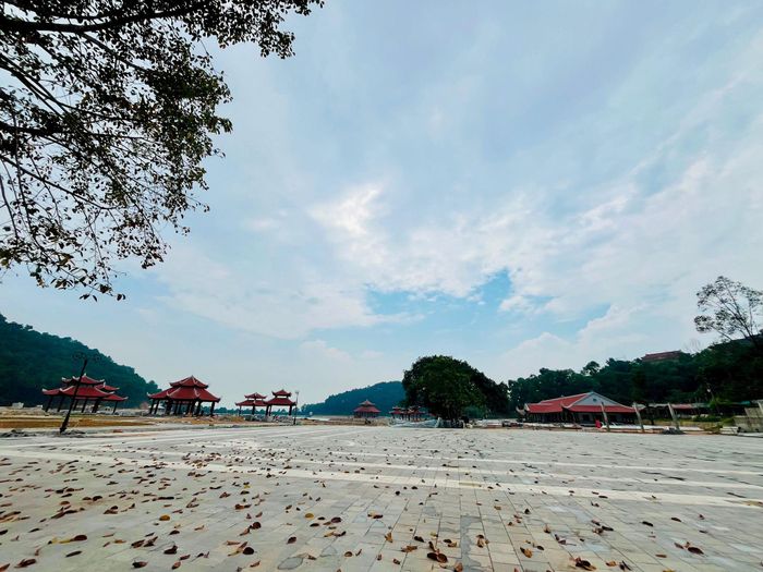 Chủ đầu tư cũng đã cơ bản hoàn thành thi công khu vực sân lễ hội; đang tiếp tục lắp đặt hệ thống điện chiếu sáng ngoài trời