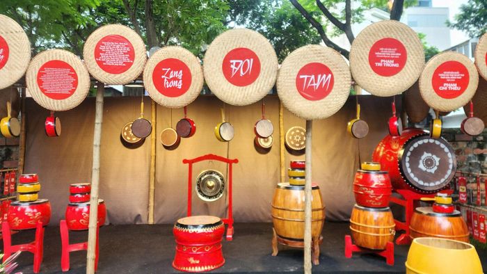 Không gian trưng bày giới thiệu câu chuyện về trống truyền thống Việt Nam thông qua các hiện vật. Ảnh: H.L