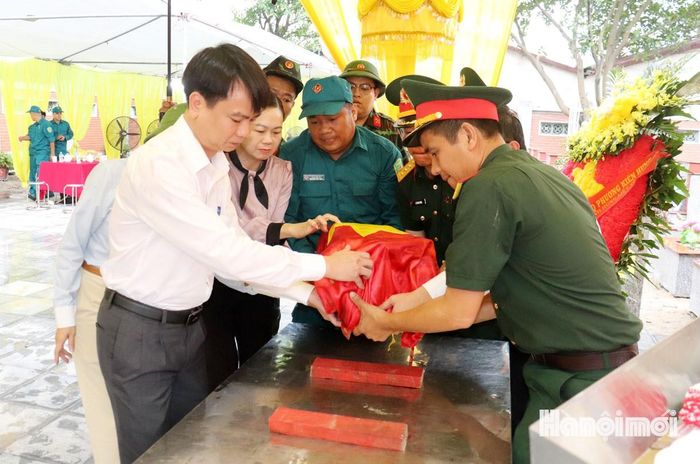Phần mộ liệt sĩ chưa xác định được danh tính được tiến hành cất bốc để lấy mẫu hài cốt phục vụ giám định ADN. Ảnh: Tuấn Điệp