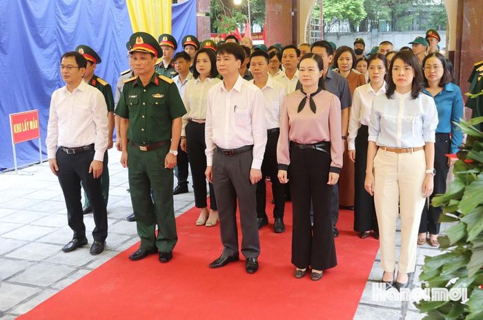 Lãnh đạo phường Kiến Hưng cùng nhân dân dâng hoa, dâng hương tưởng niệm các Anh hùng liệt sĩ tại Nghĩa trang Liệt sĩ Văn Phú. Ảnh: Tuấn Điệp