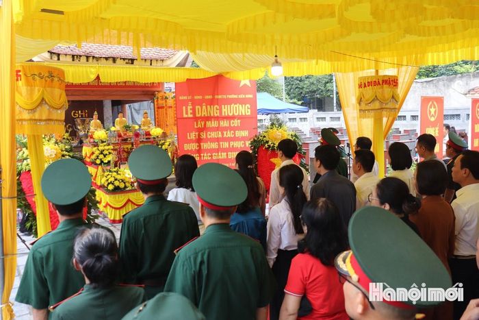 Phường Kiến Hưng tổ chức dâng hoa, dâng hương và cất bốc mộ liệt sĩ chưa xác định được thông tin. Ảnh: Tuấn Điệp