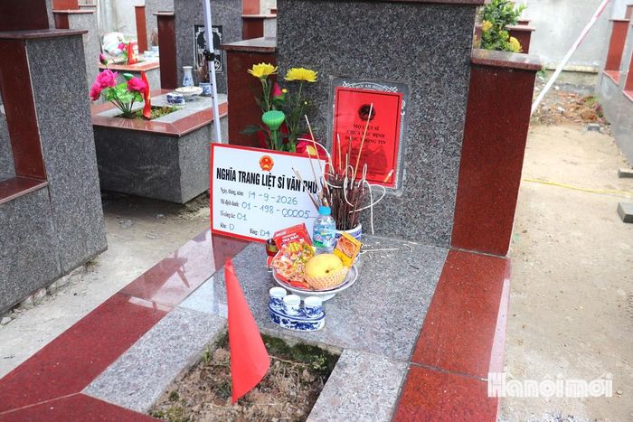 Phường Kiến Hưng hiện có 9 mộ liệt sĩ chưa xác định được thông tin, trong đó 5 mộ tại Nghĩa trang Liệt sĩ Văn Phú và 4 mộ tại Nghĩa trang Liệt sĩ Kiến Hưng. Ảnh: Tuấn Điệp