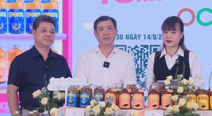 Phó Chủ tịch UBND phường Yên Hòa Nguyễn Minh Cường (ở giữa) tham gia phiên livestream giới thiệu sản phẩm OCOP của địa phương. Ảnh: PV