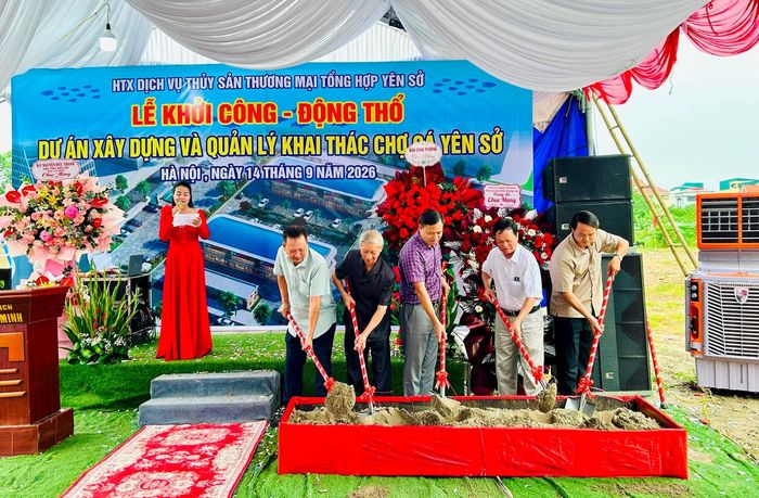 Các đại biểu thực hiện nghi thức khởi công - động thổ dự án. Ảnh: Trần Oanh