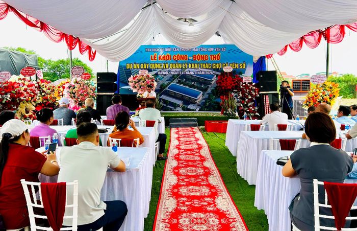 Các đại biểu và xã viên Hợp tác xã dự Lễ khởi công – động thổ Dự án xây dựng và quản lý khai thác chợ cá Yên Sở. Ảnh: Trần Oanh