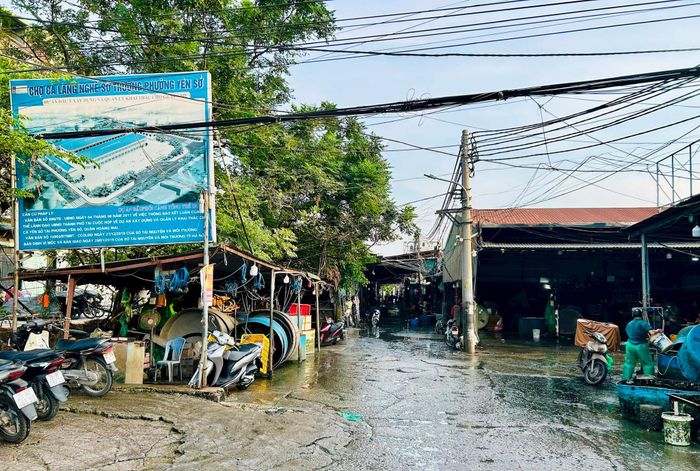 Chợ cá tự phát Yên Sở trên đường Đỗ Mười - đầu mối kinh doanh thuỷ sản nước ngọt khu vực phía Nam, cung ứng gần 100 tấn cá mỗi ngày cho Hà Nội. Ảnh: Trần Oanh