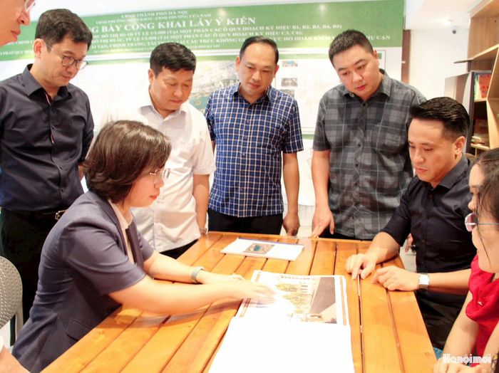 Đoàn công tác thăm, khảo sát tại phường Cửa Nam. Ảnh: Lê Dung.
