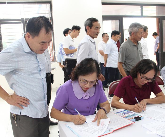 Người dân đóng góp ý kiến về quy hoạch. Ảnh: Lê Dung.