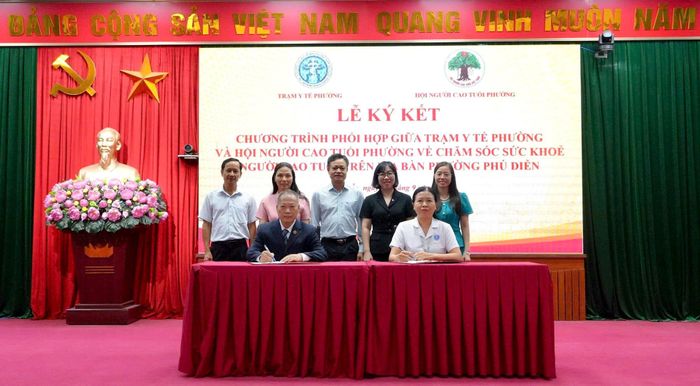 Ký kết hợp tác chăm sóc sức khỏe giữa Trạm Y tế và Hội Người cao tuổi phường. Ảnh: NT