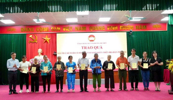 Phường Phú Diễn trao quà cho người cao tuổi có hoàn cảnh khó khăn trên địa bàn. Ảnh: NT
