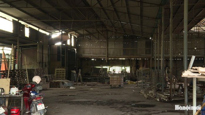 Cơ sở này trước đây hoạt động chế biến ván gỗ ép, hiện nay đã di chuyển xong toàn bộ máy móc đi nơi khác, chuẩn bị tháo dỡ, bàn giao lại mặt bằng cho chính quyền xã quản lý. Ảnh: Thái Trọng.