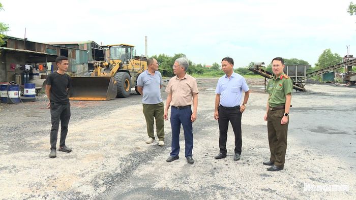 Lãnh đạo UBND xã cùng cán bộ phòng Kinh tế, Công an xã và cán bộ thôn Cống Thôn xuống tcơ sở để vận động, tuyên truyền. Ảnh: Thái Trọng.