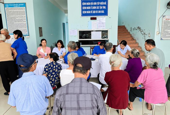 Người dân đến khám sức khỏe tại Trạm Y tế xã Ô Diên. Ảnh: PV