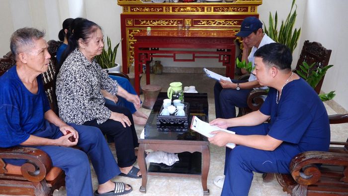 Cán bộ y tế đến hộ gia đình để nắm bắt tình hình và tư vấn chăm sóc sức khỏe. Ảnh: PV