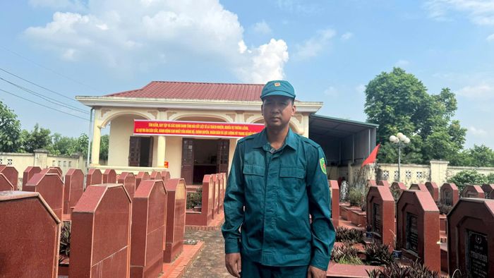 Ông Nguyễn Hùng Mạnh, Thôn đội trưởng thôn Đan Thê, xã Bất Bạt, Hà Nội chia sẻ về niềm khắc khoải của gia đình khi chưa tìm được hài cốt người thân là liệt sĩ. Ảnh: Mai Hoa