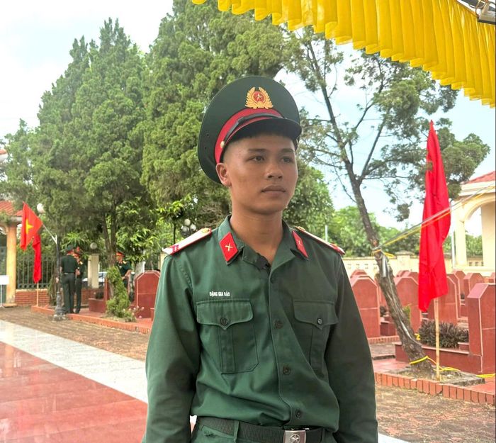 Binh nhì Đặng Gia Bảo bày tỏ sự xúc động khi được góp sức, tham gia Chiến dịch 500 ngày đêm đẩy mạnh tìm kiếm, quy tập, xác định danh tính hài cốt liệt sĩ. Ảnh: Mai Hoa