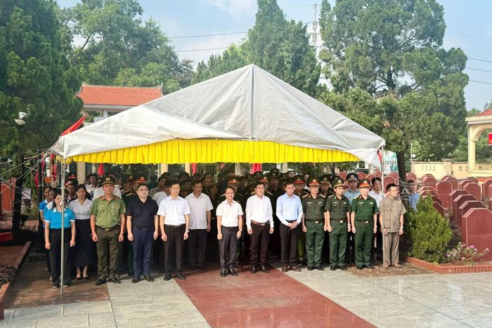 Lãnh đạo, cán bộ, chiến sĩ, nhân dân xã Bất Bạt thực hiện nghi thức dâng hương trước giờ thực hiện nhiệm vụ lấy mẫu sinh phẩm xác định danh tính hài cốt liệt sĩ. Ảnh: Mai Hoa
