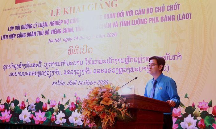 Chủ tịch Liên đoàn Lao động thành phố Hà Nội Nguyễn Văn Thắng phát biểu tại lễ khai giảng. Ảnh: NA.