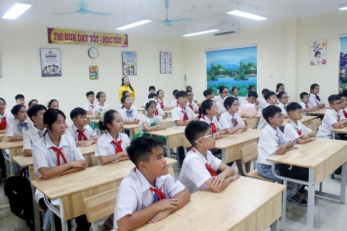 Cô và trò Trường THCS Đan Phượng trong giờ học. Ảnh: Thiên Tú