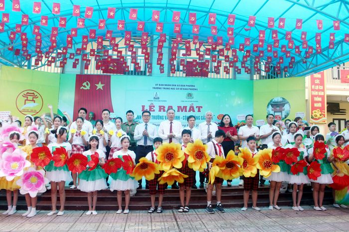 Ra mắt mô hình “Trường học văn minh - Cộng đồng gắn kết” tại Trường THCS Đan Phượng. Ảnh: Thiên Tú