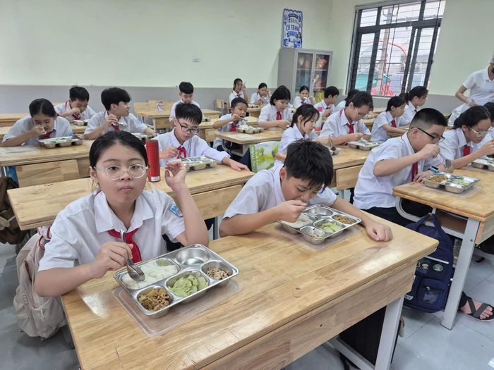Học sinh Trường Tiểu học và Trung học cơ sở Lý Thường Kiệt dùng bữa trưa 14-9-2026. Ảnh: Lê Nguyễn
