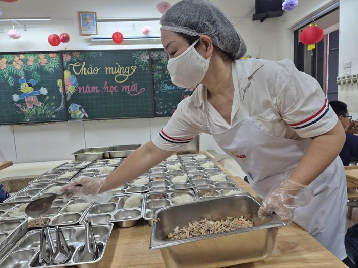 Việc tăng cường giám sát các khâu tổ chức bữa ăn bán trú là cần thiết. Ảnh: Lê Nguyễn