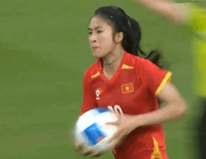 Thanh Nhã ghi bàn rút ngắn tỷ số xuống 1-2 cho Tuyển nữ Việt Nam. Ảnh chụp màn hình