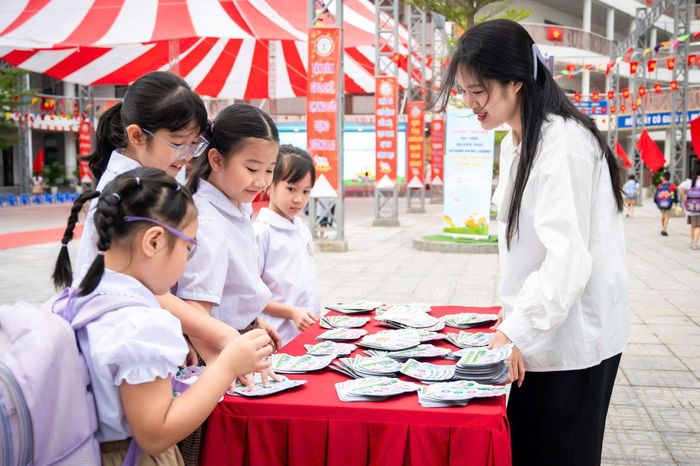 Nhiều hoạt động bên lễ đã thu hút sự quan tâm của các em học sinh. Ảnh: LN