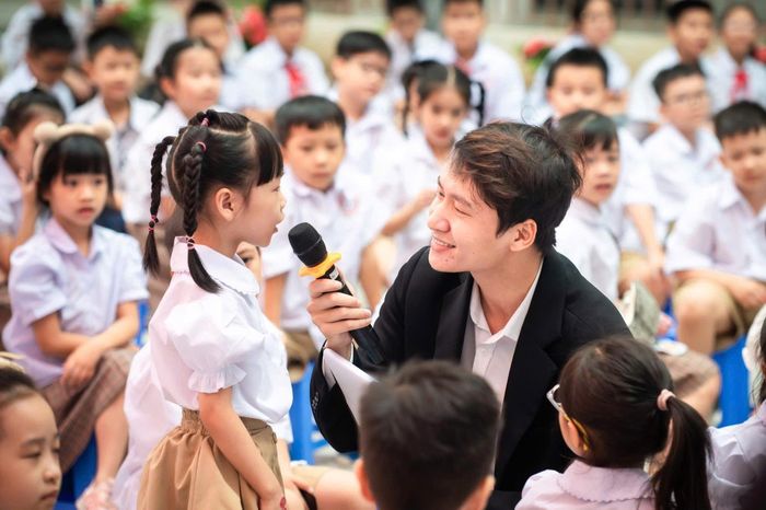Tại chương trình, các em học sinh đã được truyền cảm hứng về tiết kiệm điện,… Ảnh: LN