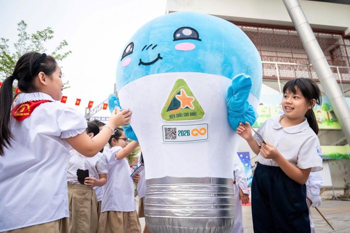 Các em học sinh Trường Tiểu học Lĩnh Nam phấn khởi và mong trở thành một “Đại sứ năng lượng xanh”. Ảnh: LN