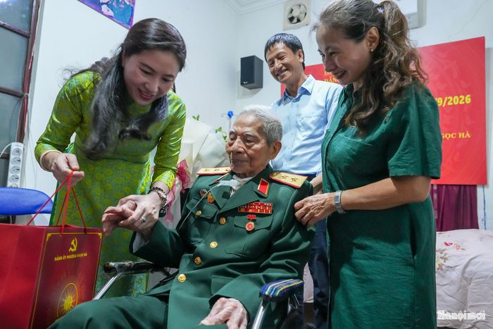 Bí thư Đảng uỷ phường Ngọc Hà Đỗ Thị Lan Hương thăm hỏi, tặng quà cho Đảng viên Chu Duy Kính. Ảnh: Duy Khánh